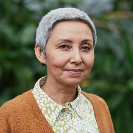 Portrait einer &auml;lteren Frau mit grauen Haaren.