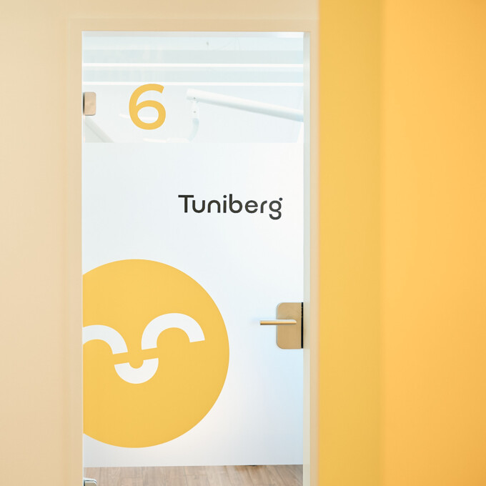 Blick durch den hellen und einladenden Flur der Praxis