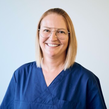 Portrait von Prophylaxeassistentin Sandra Schneider in dunkelblauem Kasak